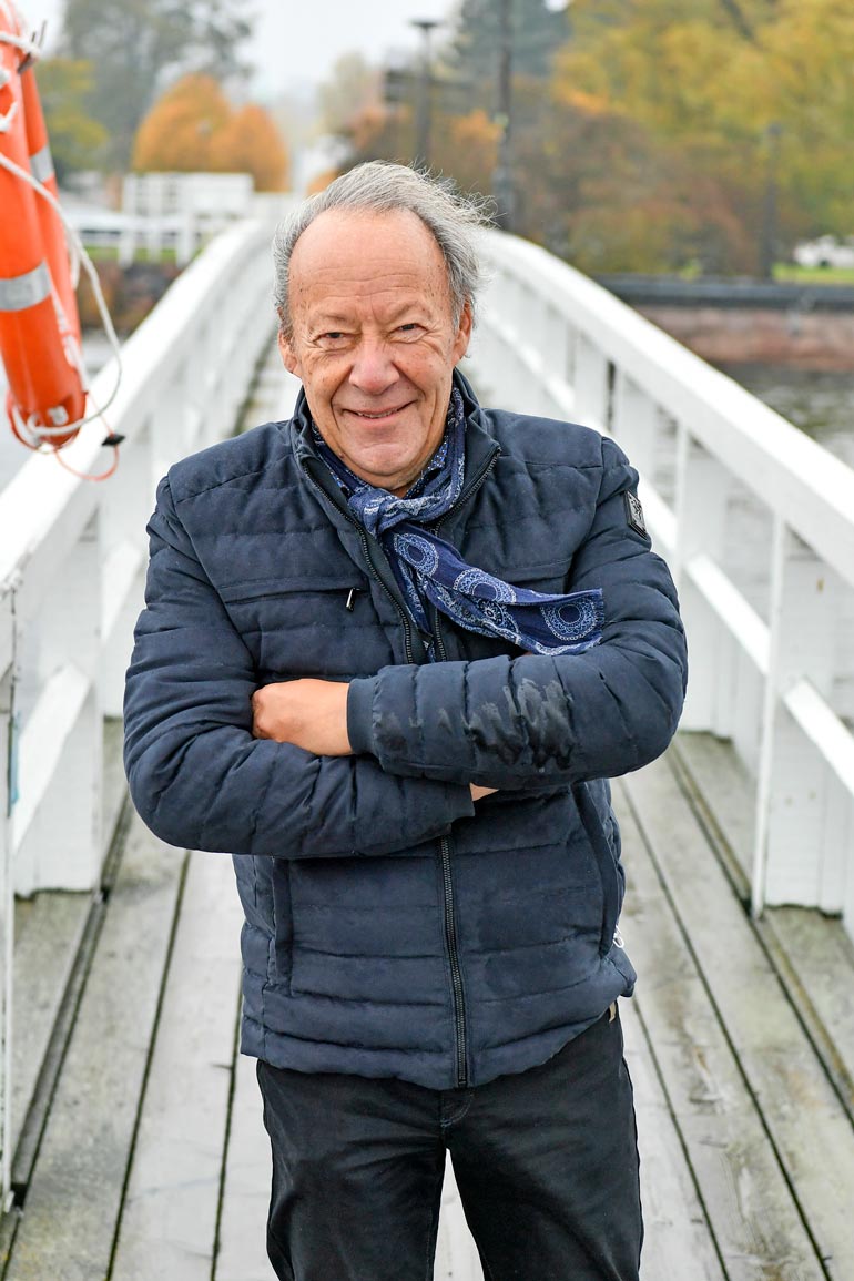 Kun Gugi haki Finnlevylle töihin, hänen työhaastattelunsa kesti puoli vuotta. – Haastattelijoina olivat muun muassa Toivo Kärki ja Vexi Salmi. Topi halusi olla varma, että saa oikean tyypin.