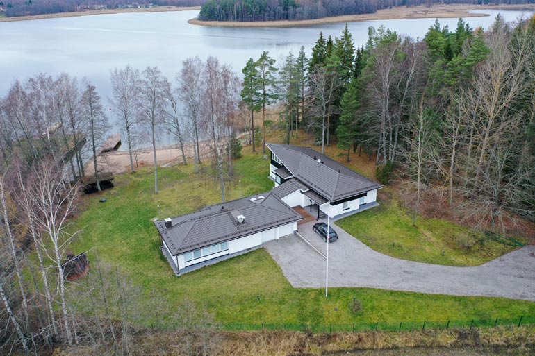 Tähän merenrantahuvilaan Tammisaaressa poliisi iski viime vuoden marraskuussa. Baltzarin kodista löydettiin hänen lisäkseen joukko oudosti pukeutuneita nuoria naisia.