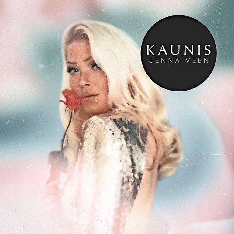 Nykyisin tummatukkainen Jenna Veen julkaisi kesällä sinkun, jonka nimi on Kaunis. Hän oli Aikakoneen taustalaulaja neljän vuoden ajan.