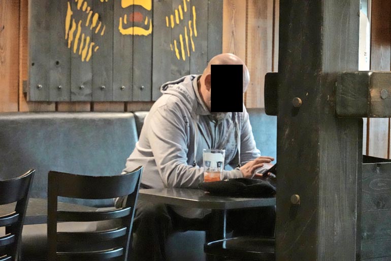 Järkyttävistä rikoksista epäilty päätekijä nautti nestemäisen lounaan oluen muodossa.
