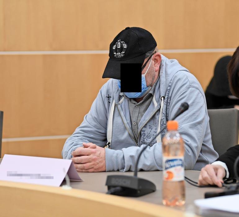 Lapsiporno-vyyhdin päätekijä peitti oikeudessa kasvonsa koronamaskilla.