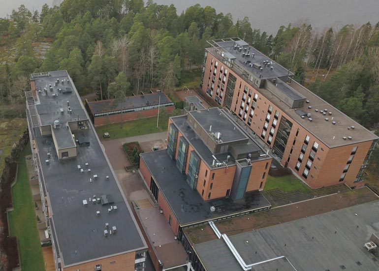 – Tämä on kuin amfiteatterin lehtereillä asuisi, muuan Stefun naapureista harmittelee.