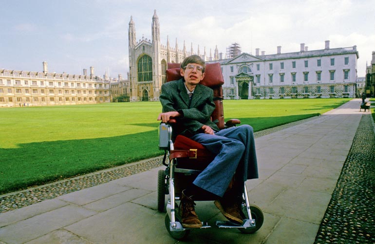 Kosmologi Stephen Hawking sairasti ALS:ää yli 50 vuotta. Taudin eteneminen pysähtyi ajoittain. Fyysikon pitkäikäisyyttä on pidetty ihmeenä.