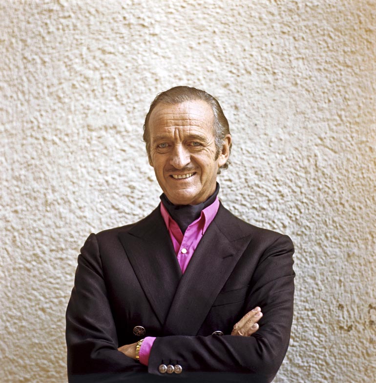 David Niven kävi peitenimen avulla sairaalassa muutamaa kuukautta ennen kuolemaansa. Palattuaan kesämökilleen Sveitsiin hänen kuntonsa heikkeni nopeasti. Näyttelijä ei kuitenkaan halunnut palata sairaalaan vaan kuoli kotonaan heinäkuussa 1983.