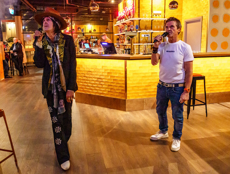 Sedu lauloi lokakuussa Andy McCoyn kanssa karaokea Aino ja Onni -ravintolassaan Tallinnassa.
