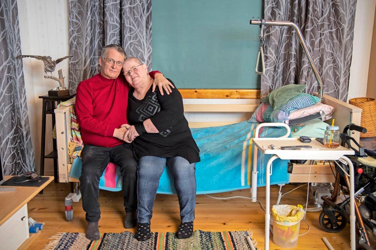 Myös Arjan mies ja omaishoitaja Mika sairastelee. Hän odottaa keuhkonsiirtoa.