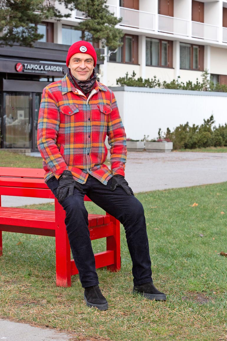 Suuri osa Joonan työpäivästä kuluu edelleen isäänsä liittyvissä töissä. Kuvassa managerilla on päällään Karin vanha Mic Macin metsuritakki.