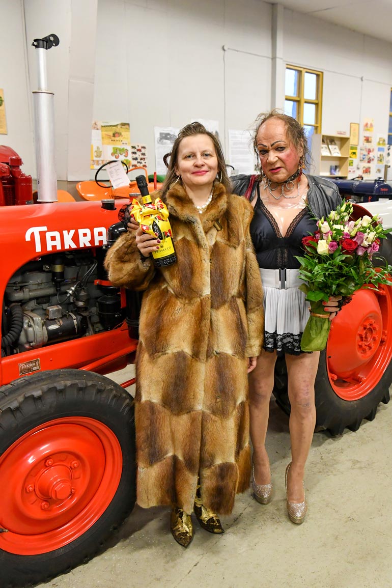 Kihlaparilla on vielä eriävät mielipiteet häiden pitopaikasta. Heidi haluaisi juhannuskokon loisteeseen järven rannalle, Markus taas Lappiin Aakenustunturiin.