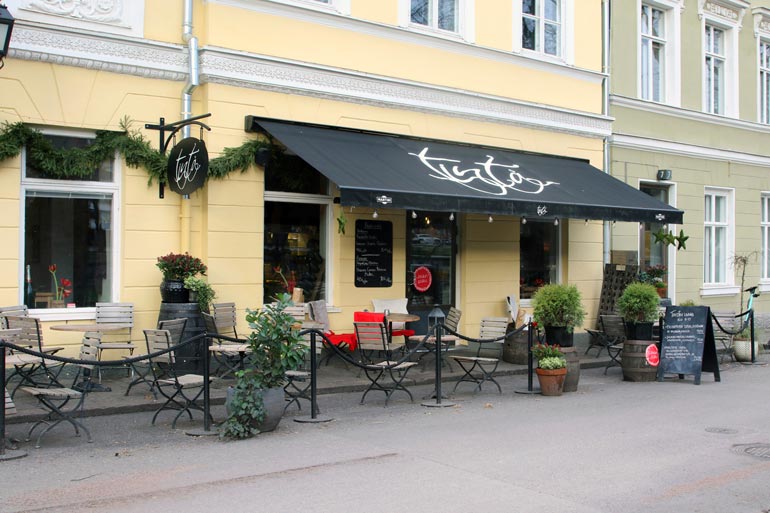 Silminnäkijöiden mukaan Maisalla lähti mopo karkuun pikkujouluissa, jotka alkoivat turkulaisesta Tintå-ravintolasta.