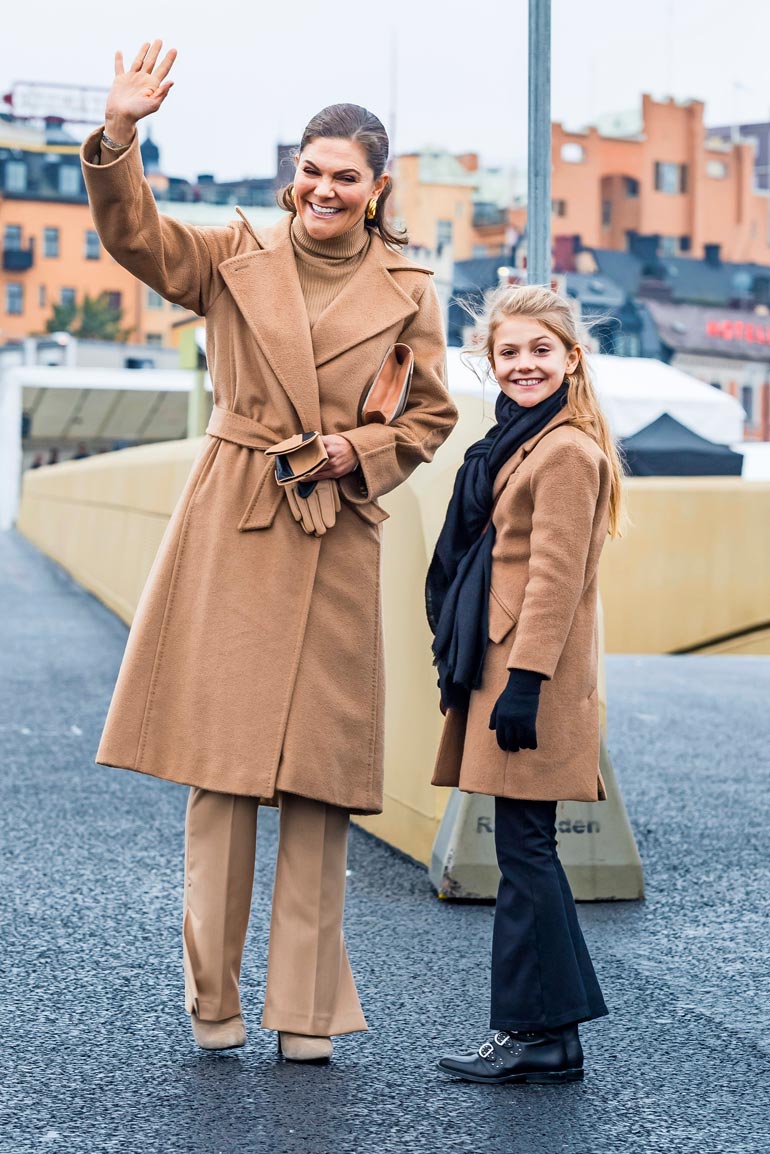 Estellellä ja Vickanilla oli yllään samanväriset klassiset villakangastakit.