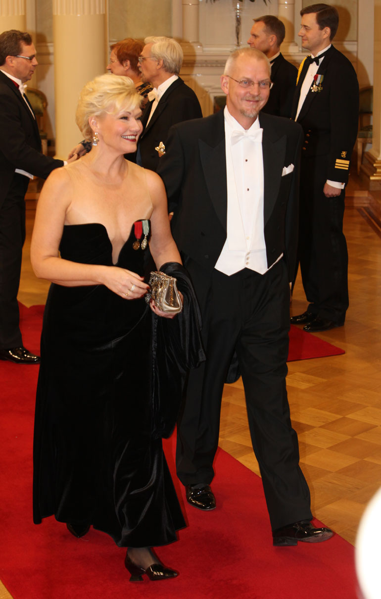 20101206 Helsinki. Linnan juhlat 2010. Kuvassa oopperalaulaja Karita Mattila ja puoliso Tapio Kuneinen. 7 päivää / Timo Korhonen.