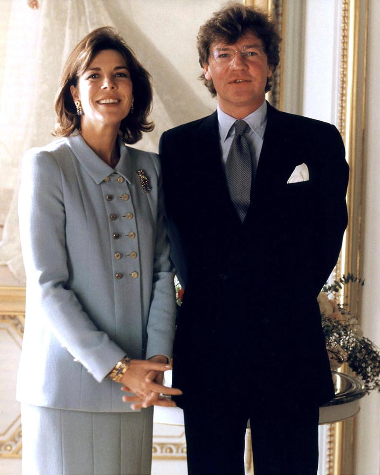 Monacon prinsessa Caroline ja prinssi Ernst August menivät naimisiin kirkossa neljä viikkoa siviilivihkimisen jälkeen kesäkuussa 1999.