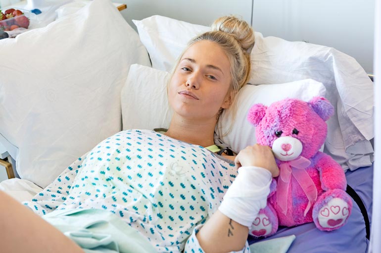 Janita oli ensimmäistä kertaa syöpähoidoissa Meilahden sairaalassa vuonna 2018. Seiska on ollut mukana seuraamassa Janitan syöpätaistelua hänen omasta toiveestaan.