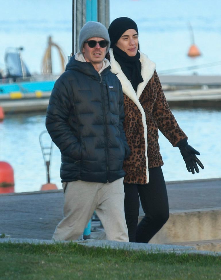 Jasper on vienyt Alexandra-rakkansa tutustumaan Airiston merellisiin maisemiin.