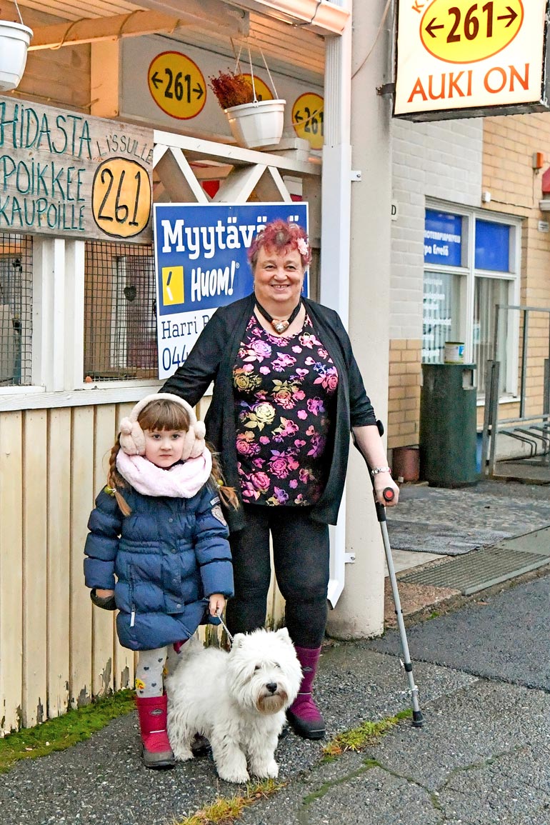 Helmillä ja Marja-Liisa-mummilla on nyt samanlaiset Kuoma-kengät. Helmin mukaan mummin on hyvä ja turvallista kävellä niillä leikkauksen jälkeen.