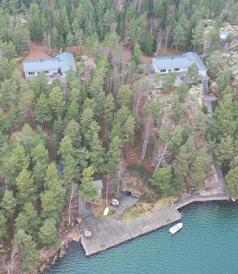 Ilmakuva paljastaa, että julkkiskolmikon hulppea huvilakokonaisuus on rakennettu jylhälle kalliotontille.