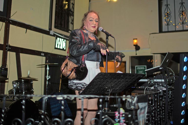 Vielä soundcheckin aikaan Romu oli aivan hermona Rymy-Eetussa. – Kuulostiko kamalalta? Entäs ne koreografiat? Minä en s****na ala pyöriä täällä lavalla!
