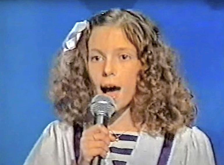 Vuonna 1990 Tenavatähdessä kilpaillut Karoliina esitti Kai laulaa saan -kappaleen ollessaan 10-vuotias.