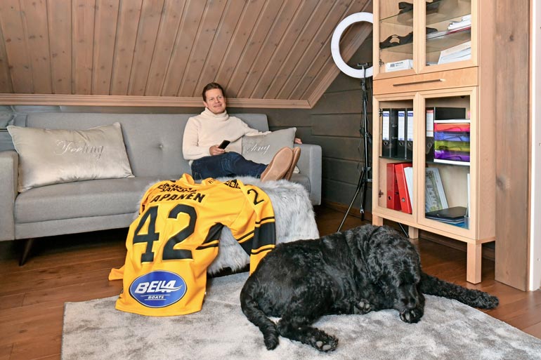 Yläkerrassa on Samin oma soppi. – Täällä voin tapittaa vaikka koko yön NHL-lähetyksiä, isäntä myhäilee Jäbä-koira ja Kasperi-poikansa KalPan pelipaita vierellään.