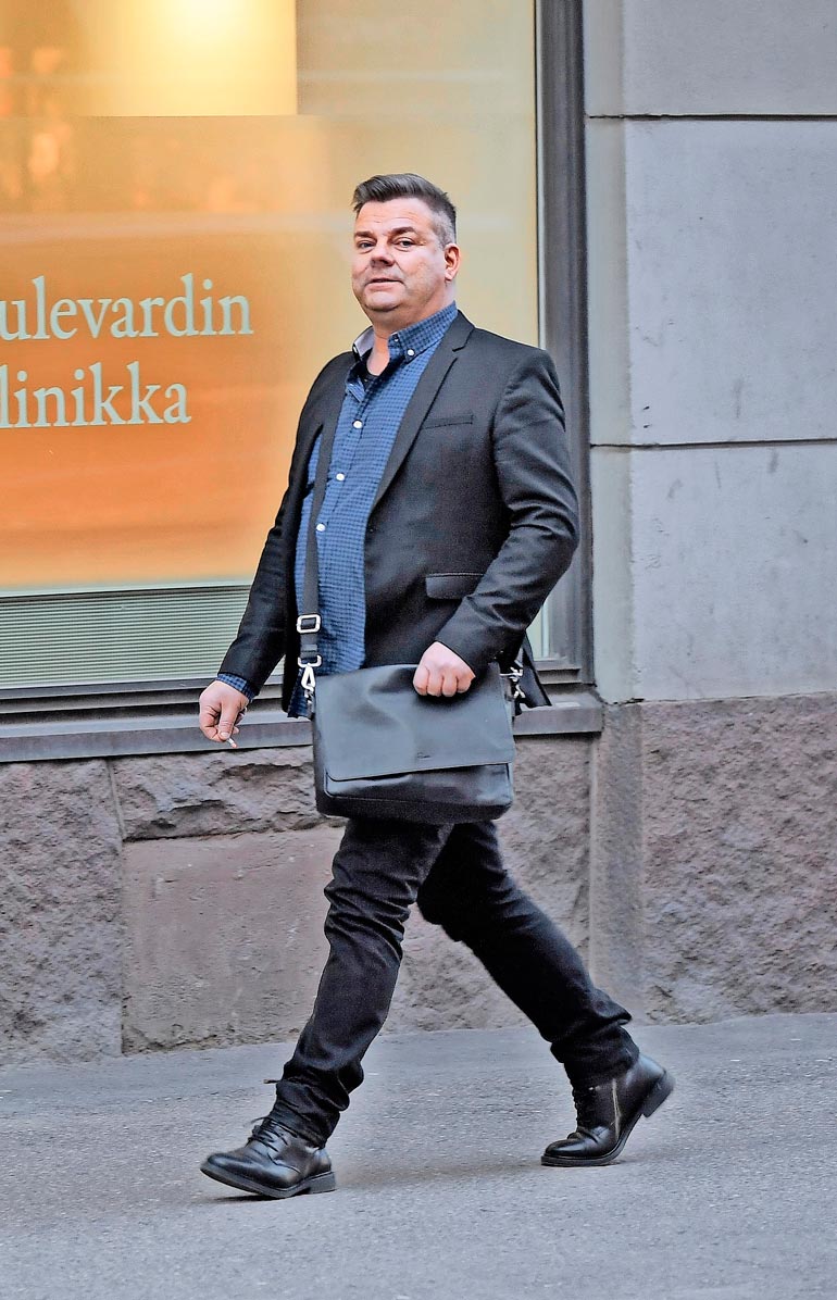 Muutos Siltsun ulkonäössä on melkoinen. Helmikuussa matkalla käräjille seksirikosoikeudenkäyntiin oli suosikkilaulajan olemus suorastaan särmä.