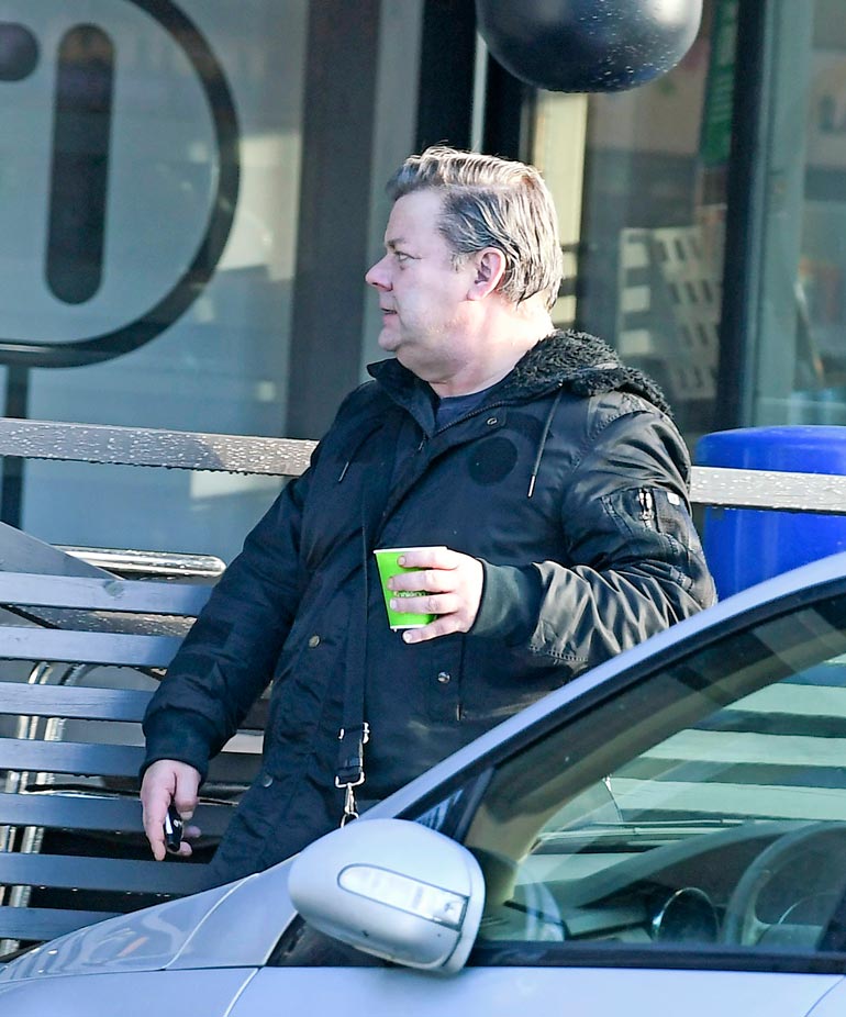 Laulajan ulkoinen olemus vaikuttaa nykyään huolittelemattomalta. Kiloja on kertynyt, eikä hiuksia ole parturoitu aikoihin.