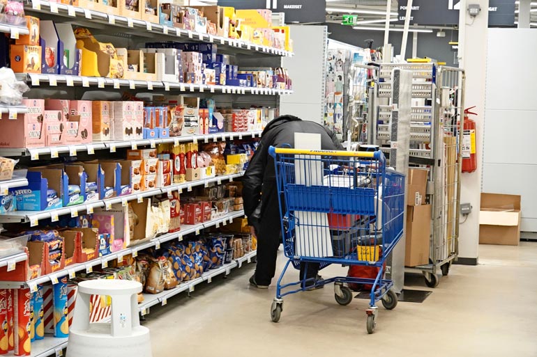 Kaupassa artisti paineli ohi vihannesten suoraan keksihyllylle.
