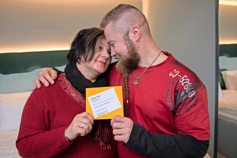 Juha ja Hannele tapasivat kuusi vuotta takaperin. Hannele iski silmänsä Juhaan heti, vaikka Juha oli tuolloin vielä parisuhteessa. – Hyvä, että maltoin odottaa.