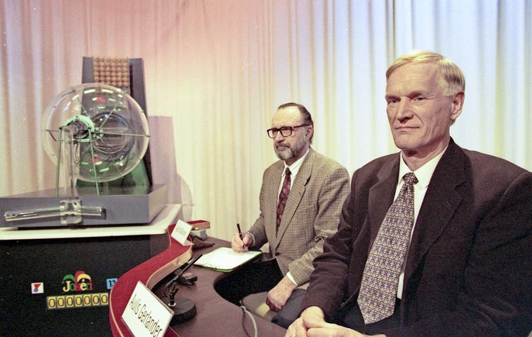 Hallitusneuvos Aulis Gerlander (oik.) on kenties Suomen tunnetuin virallinen valvoja. Hän toimi tehtävässä vuosina 1990–2005. Vuoden 1999 kuvassa on myös se tuntemattomampi valvoja-Aulis, Aulis Mäkinen.