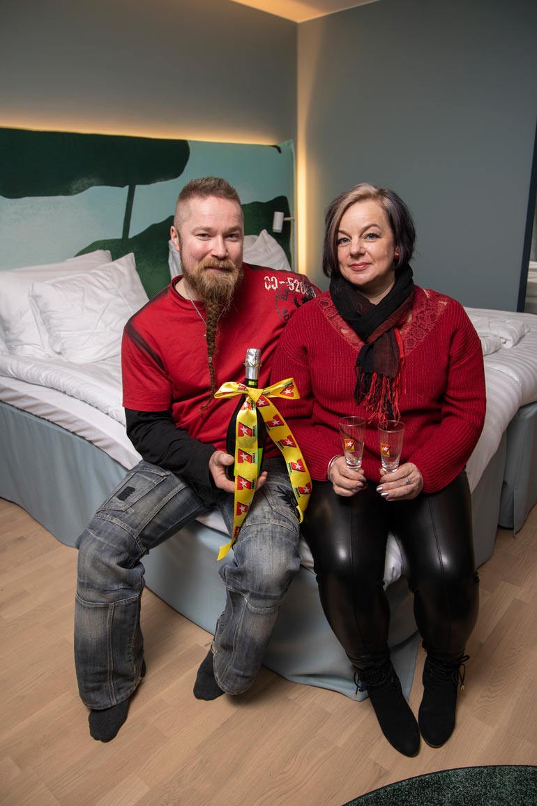 Seiska järjesti Hannelelle ja Juhalle loman.