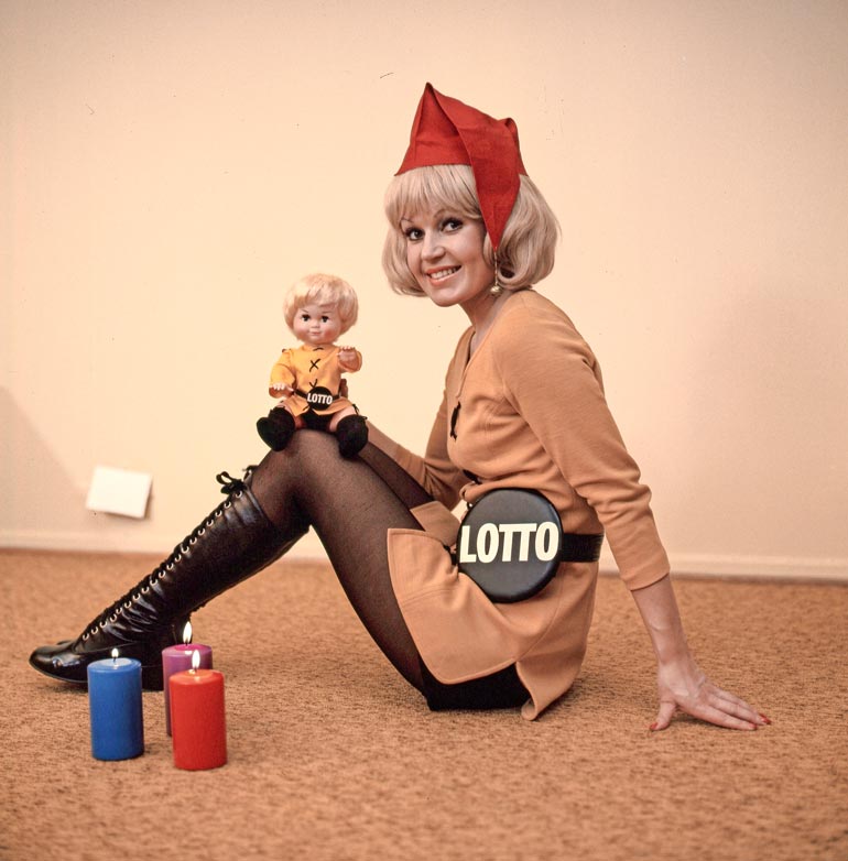 Koska Lotto oli 1970-luvulla ihmisille vieras peli, sitä markkinoitiin lottotytön avulla. Hilkka kiersikin Suomea Hangosta Ivaloon.