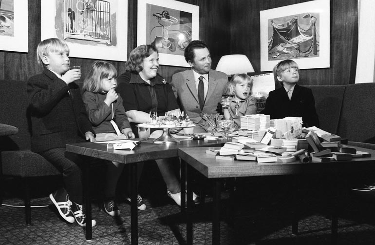 Suomen ensimmäinen lottomiljonääri Hilkka Pylkkö poseerasi perheineen Veikkauksen kuvaajalle Nivalassa vuonna 1973. Olohuoneen pöydällä oli huomattavan muikea kattaus seteleitä ja pikkusuolaista.