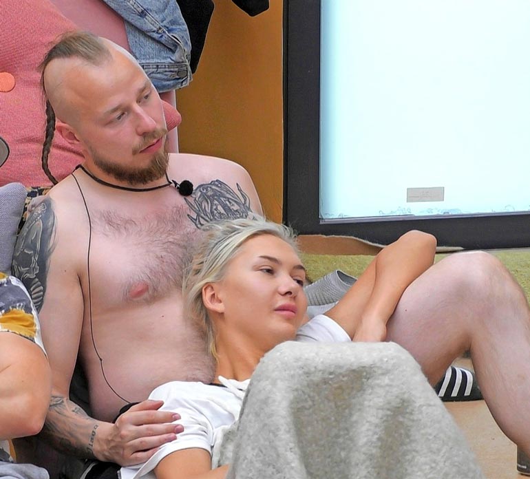 Ella on kertonut avoimesti transsukupuolisuudestaan. Hän tuli jo BB-talossa tunnetuksi räväköistä puheistaan ja suhteestaan Arttuun. Muut BB-asukkaat kuittailivatkin välillä makuuhuoneesta kuuluneesta ”litinästä ja lotinasta”