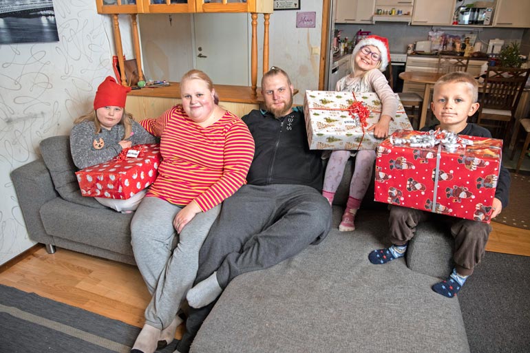 – Meillä on käynyt pukki joka vuosi, mutta jos nyt ei koronan vuoksi tule, se on vähän surullista. Olemme sanoneet lapsille, että tontut silti toimittavat lahjat varmasti perille.