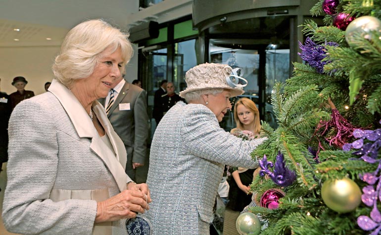 Elisabet lahjoittaa kaikille Ison-Britannian suurimmille kirkoille joulukuuset.
