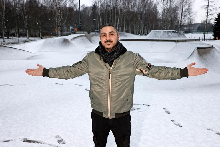 Arman Alizad viihtyy nykyään skeittipuistossa tyttäriensä kanssa. He harrastavat skuuttausta eli potkulautailua.