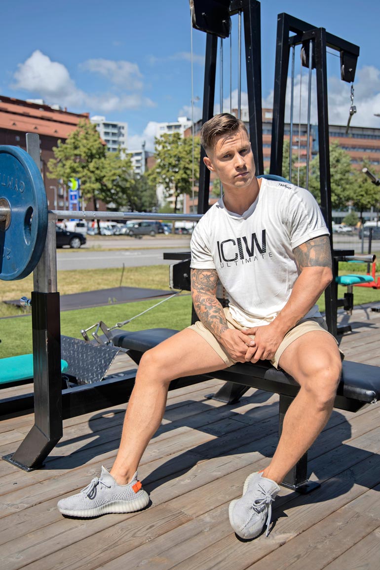 Urhelullinen Joonatan opiskelee näyttelemisen ohessa personal traineriksi.