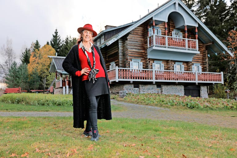 Tanssilegenda Aira Samulin on rakennuttanut hirsilinnansa jälkipolvia varten.