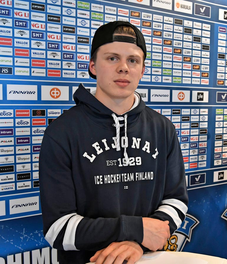 Kuopiosta kotoisin oleva Kasperi Kapanen juhli iltaa kotikaupungissaan, kun seurueeseen liittyi tuttu missi.