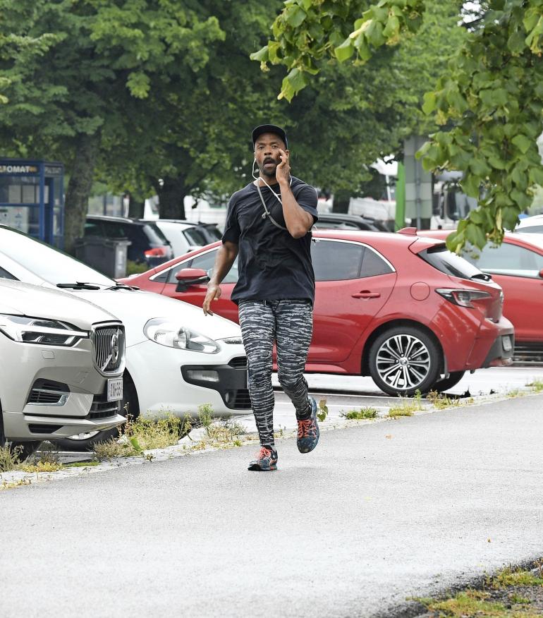 Seiskan paparazzi bongasi velkahelvetissä olevan Janin kesällä hikilenkiltä.