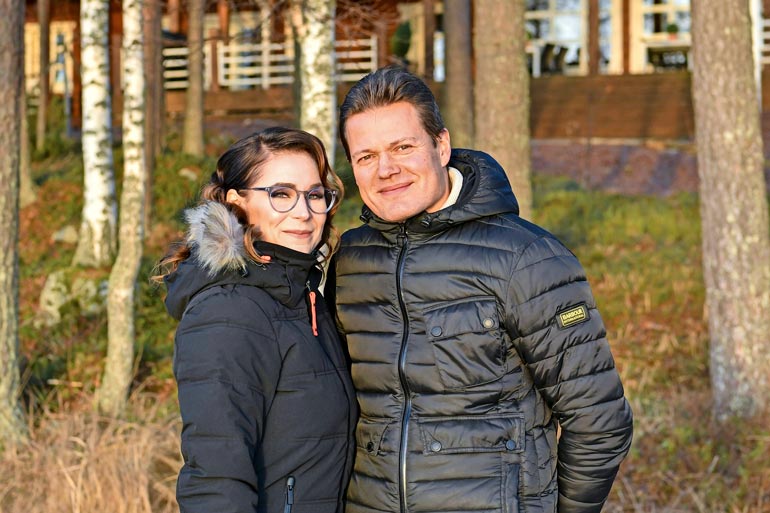 Ikionnelliset Satu, 34, ja Sami Kapanen, 47, ovat olleet naimisissa vuodesta 2015. – Tuntuu, että parisuhteemme vain paranee ajan myötä, aviopari myhäilee Seiskalle.