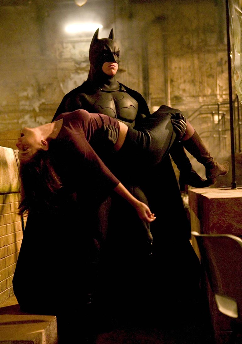 Katie tunnetaan muun muassa Batman Begins -elokuvan roolistaan. Myös Emiliolla on kokemusta näyttelijänä. Hän on vilahtanut muun muassa Kallista kipua -sarjassa.