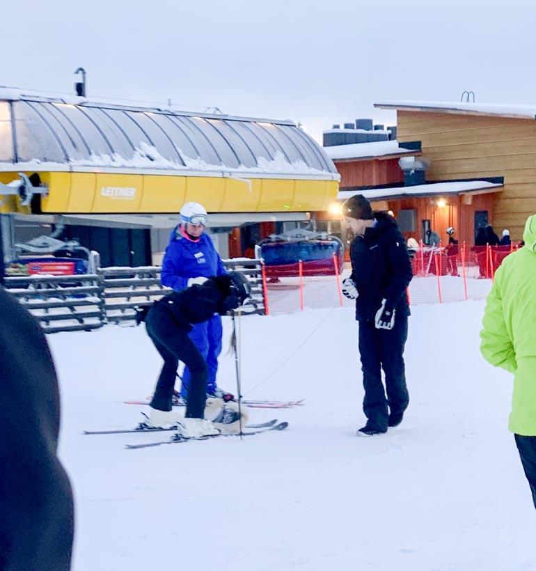 Sofia sai Stefulta kalliit sukset ja pääsi yksityisopetukseen.