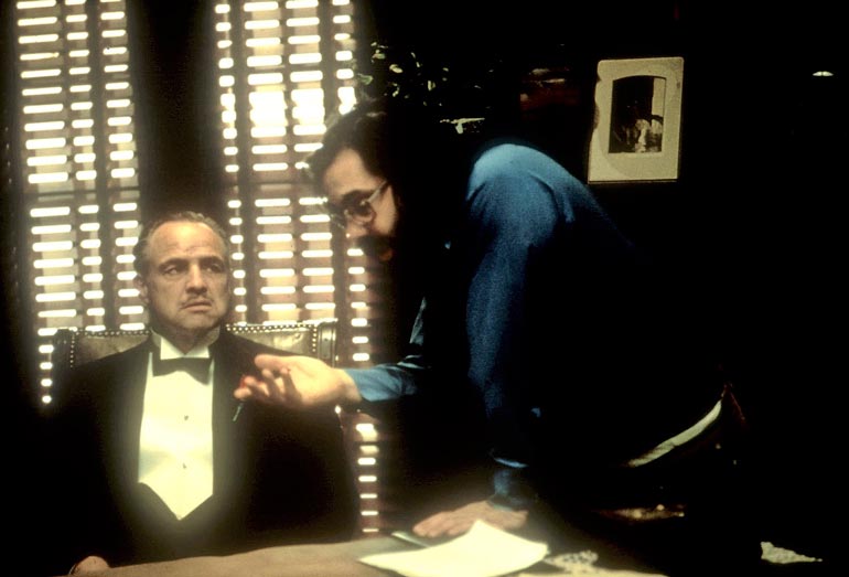 Mestari ohjaamassa mestaria. Marlon Brando ja Coppola Kummisedän avauskohtauksen kimpussa.