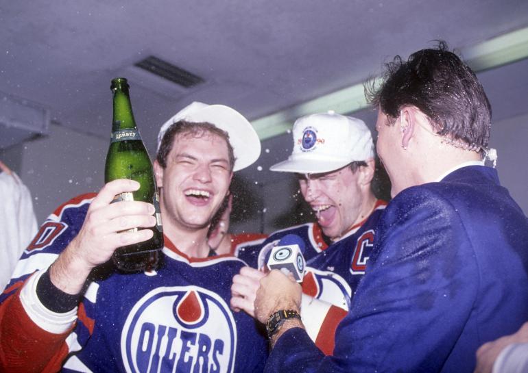 Esa Tikkanen marinoitui voittajaksi legendaarisissa Albertan taistoissa. Kuvassa viiden Stanley Cupin mies mestaruushumussa Edmonton Oilersissa keväällä 1990.