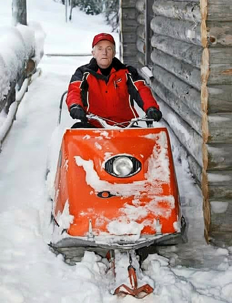 Tässä on kelkka, jonka Spede osti Kyöstiltä vuonna 1969. Kaksitelaisella Ockelbolla ei ole kuulemma ajettu 50 kilometriä enempää.