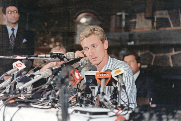 Tämä kuva muistetaan: 9. elokuuta 1988 lehdistötilaisuudessa kyynelehtivä Wayne Gretzky on juuri kaupattu Edmonton Oilersista Los Angeles Kingsiin.