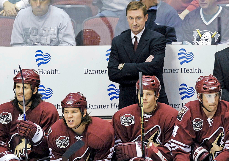 Arizonan aavikolla ei ollut syytä hurraa-huutoihin, kun Gretzky oli puikoissa. Wayne valmensi Phoenix Coyotesia kaudet 2005–09.