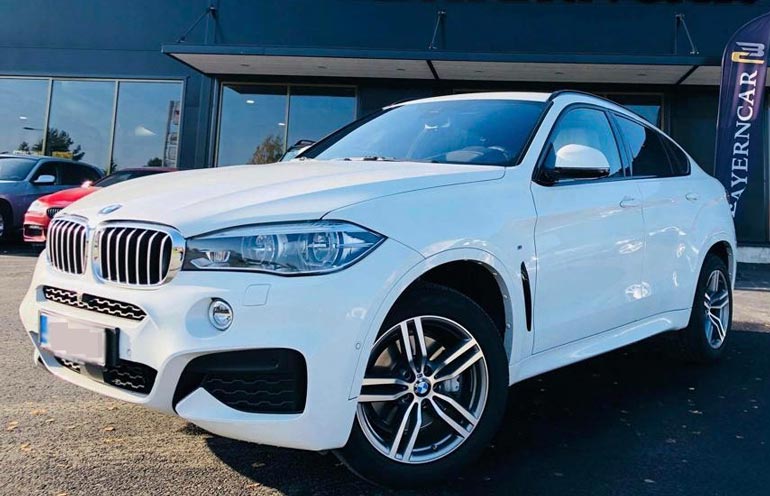 Keikkamatkoillaan Saija luottaa saksalaisvalmistaja BMW:n valkoiseen X6-sarjan katumaasturiin.