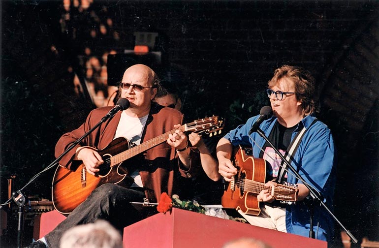 Mikko palasi Ylelle 90-luvulla juontamaan Tammerkosken sillalla. Hän isännöi huippusuosittua ohjelmaa vuodet 1995–2001. Juice Leskinen oli Mikon vieraana 1998.