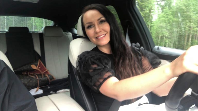 Saija Tuupanen, 38, on Tuupovaaran lahja Suomen iskelmätaivaalle.